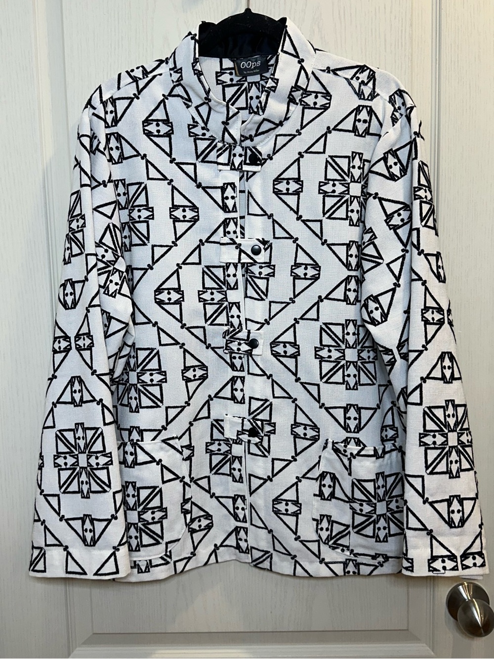 Unique Black & White lightweight jacket XL embroidered geometric pattern